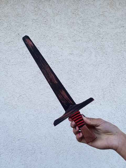 Dřevěný meč - červeno černá šňůrka > varianta malý