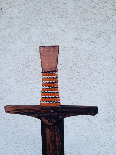 Dřevěný meč - oranžová šňůrka > varianta malý