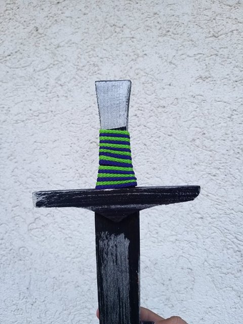 Stříbrný dřevěný meč - zelená šňůrka > varianta malý