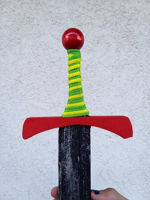 Dřevěný meč s koulí > varianta červený