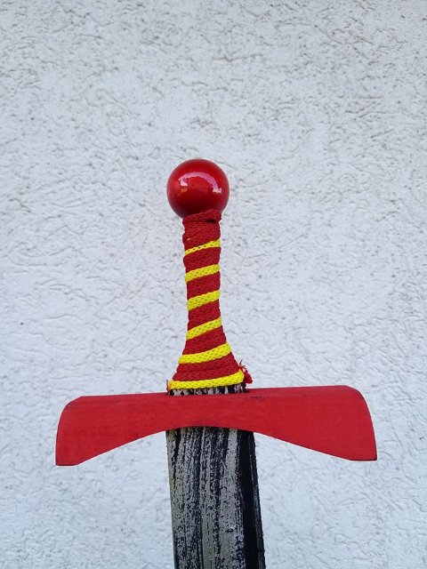 Dřevěný meč s koulí > varianta červený