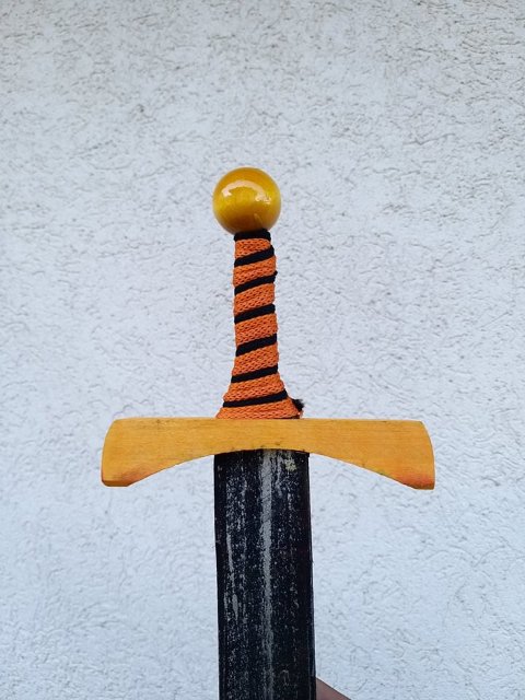 Dřevěný meč s koulí > varianta žlutý