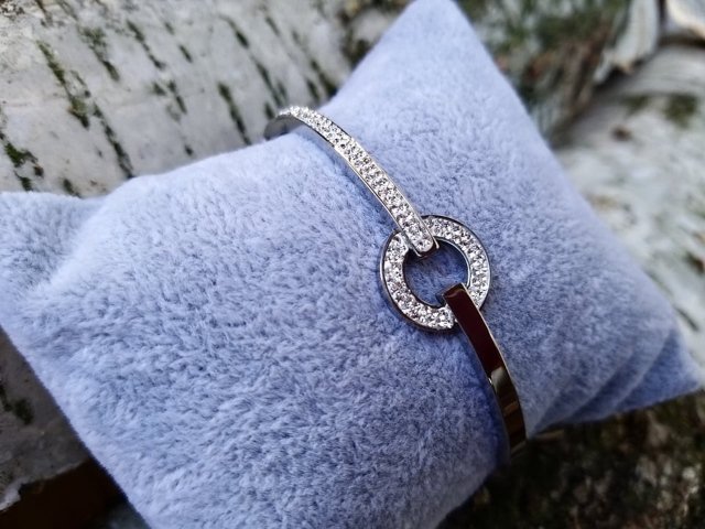 Stříbrný náramek s kamínky > varianta chirurgická ocel