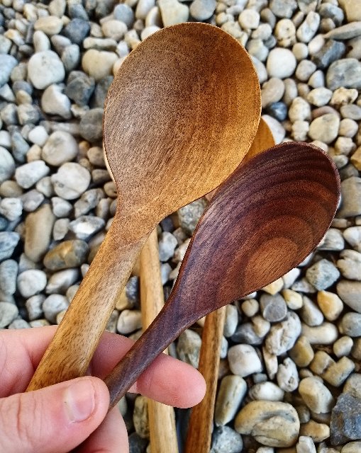 Dřevěná lžíce z ořešáku vlašského > varianta široká