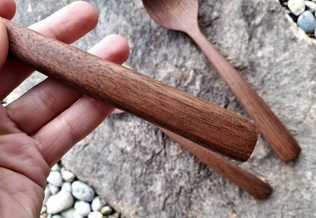 Dřevěná lžíce z ořešáku amerického > varianta široká