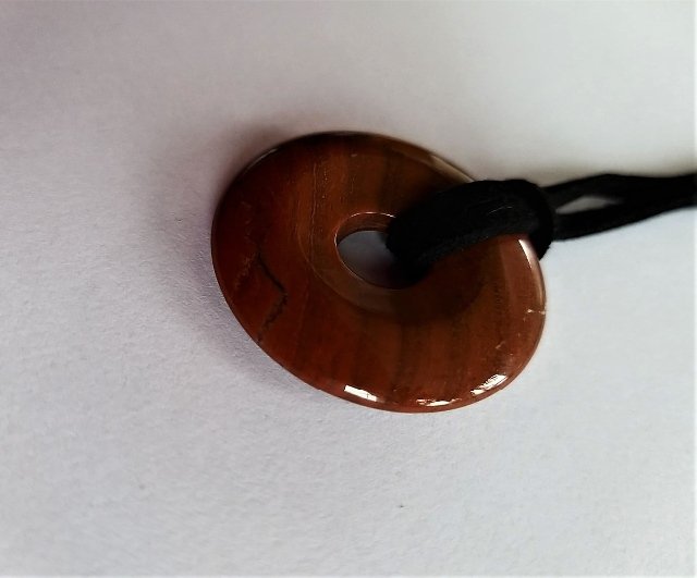 Donut z jaspisu červeného > varianta tmavě červený