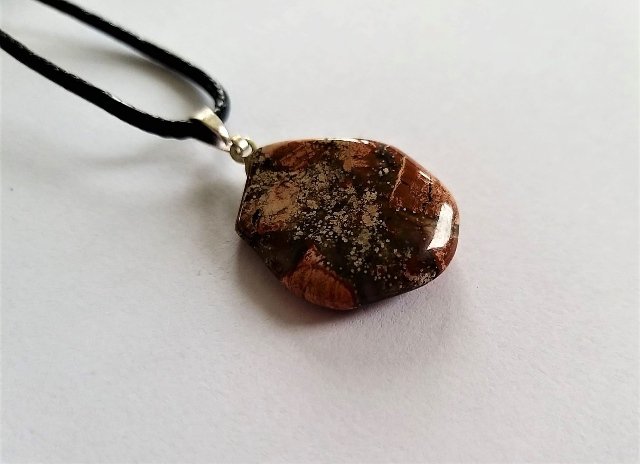 Jaspisový kamínek > varianta prorostlý