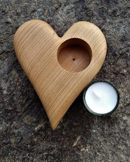 Dřevěný svícen srdce - varianta Třešeň