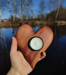  Dřevěný svícen srdce - varianta Hrueň