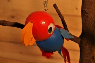 Dřevěný pérák - papoušek > varianta červeno-modrá