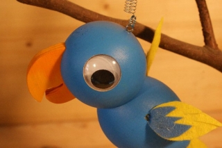 Dřevěný pérák - papoušek > varianta modrá