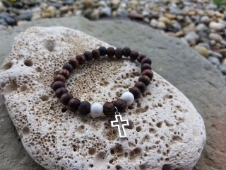 Náramek z ořešáku s magnezitem > varianta PÁNSKÁ, DÁMSKÁ, DĚTSKÁ