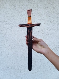 Dřevěný meč - oranžová šňůrka > varianta malý