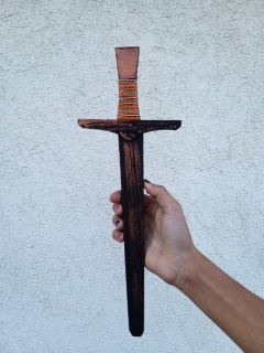 Dřevěný meč - oranžová šňůrka > varianta malý